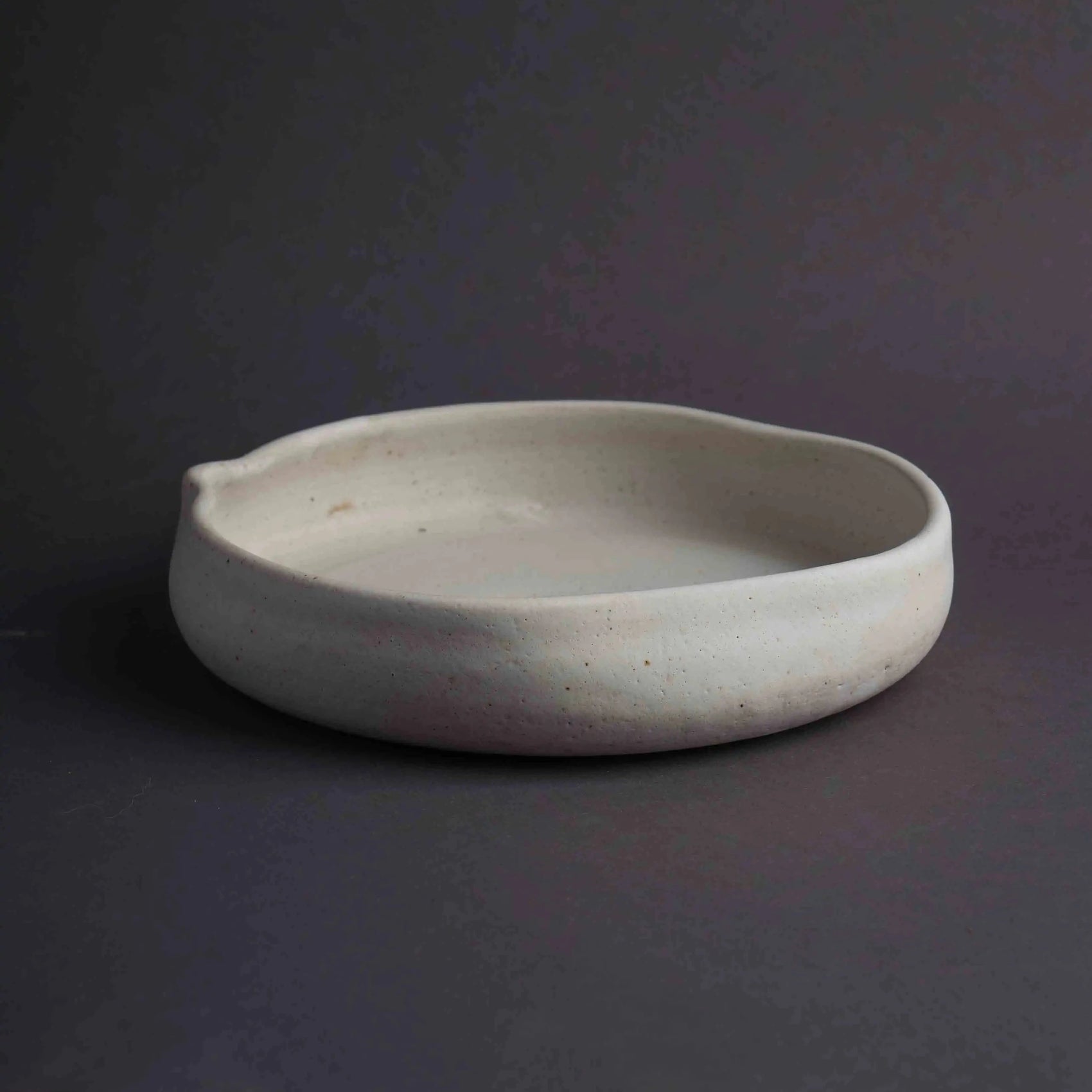 Тарілка із зімʼятим краєм